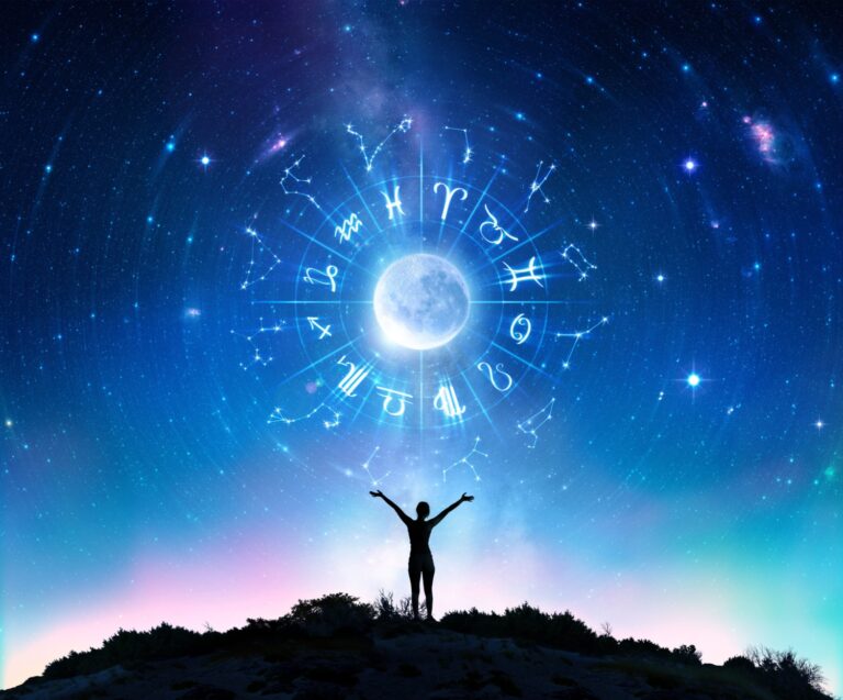 Astrologie astres ciel humain les mains vers le ciel